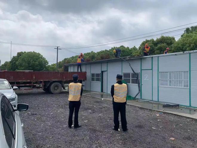 停車場(chǎng)內(nèi)有違建,松江城管及時(shí)處置