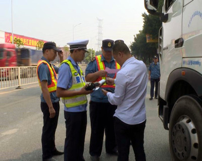 【不忘初心、牢記使命】系列報(bào)道 望牛墩鎮(zhèn)開展道路危險(xiǎn)貨物運(yùn)輸專項(xiàng)執(zhí)法行動