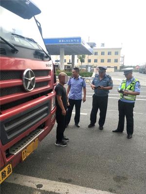 山西夏縣公安交警--開展危險(xiǎn)品運(yùn)輸車輛專項(xiàng)整治行動(dòng)