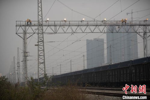 廣西鐵路職工高空換燈 為春運(yùn)貨運(yùn) 照夜路